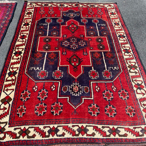 Red white and blue heriz rug 5'7" x 8'2"
