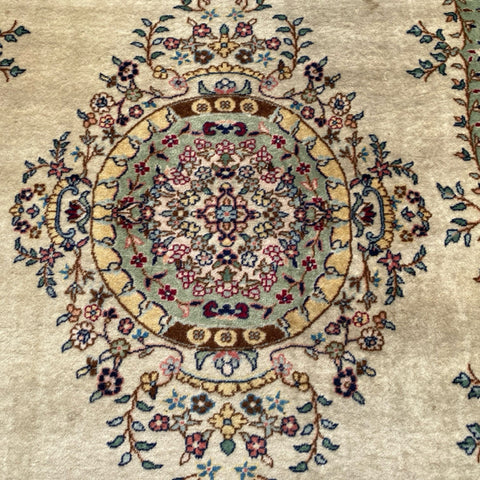 ivory rug with sage border and center medallion  4'7" x 6'7"