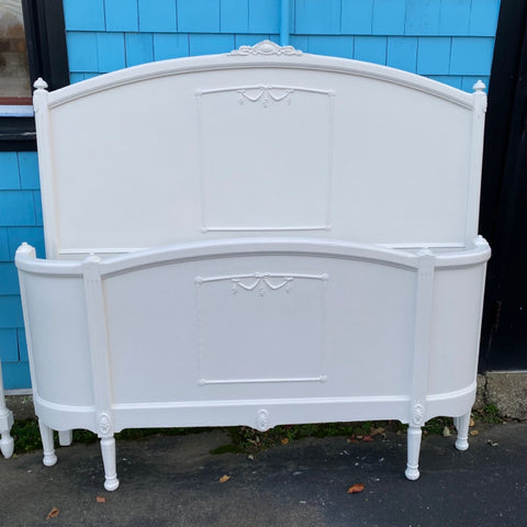White Painted Full Size Curved Frame Bed with Side Rails /Slats