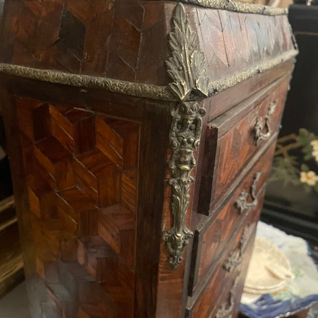 Small tabletop chest of drawers with inlay pattern Re Antiques