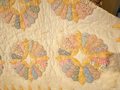 Vintage yellow flower quilt with scalloped edge 70" x 85"